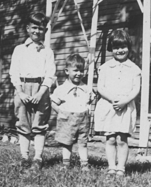 photo of J. W., Henry M. and Dorothy L. Fiegenbaum as young children standing outside of their home south of Mayview, Missouri