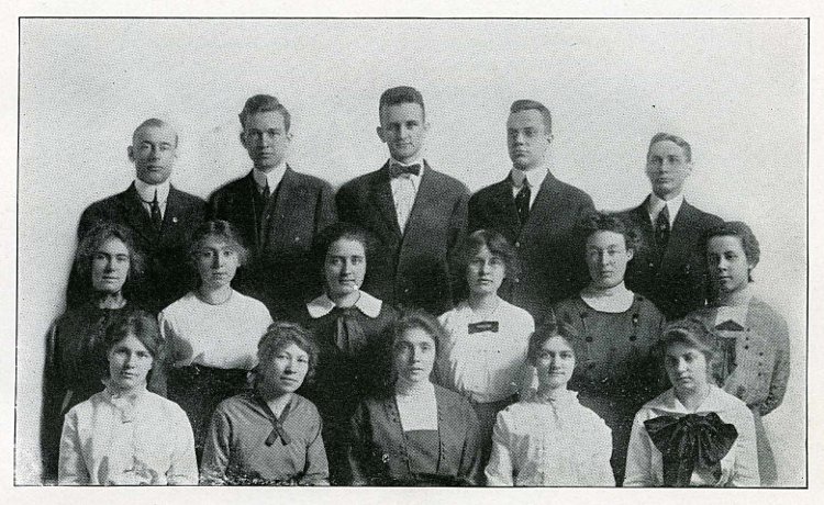 group portrait from the 1914 college yearbook of the Educational Graduates