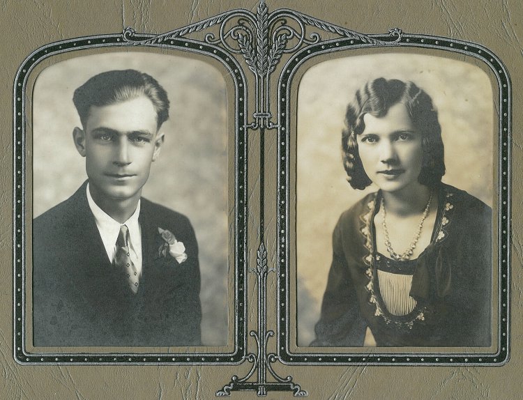 photographic studio portrait of Ernest John and Elsie Tina Marguerite (Hopken) Reinsch